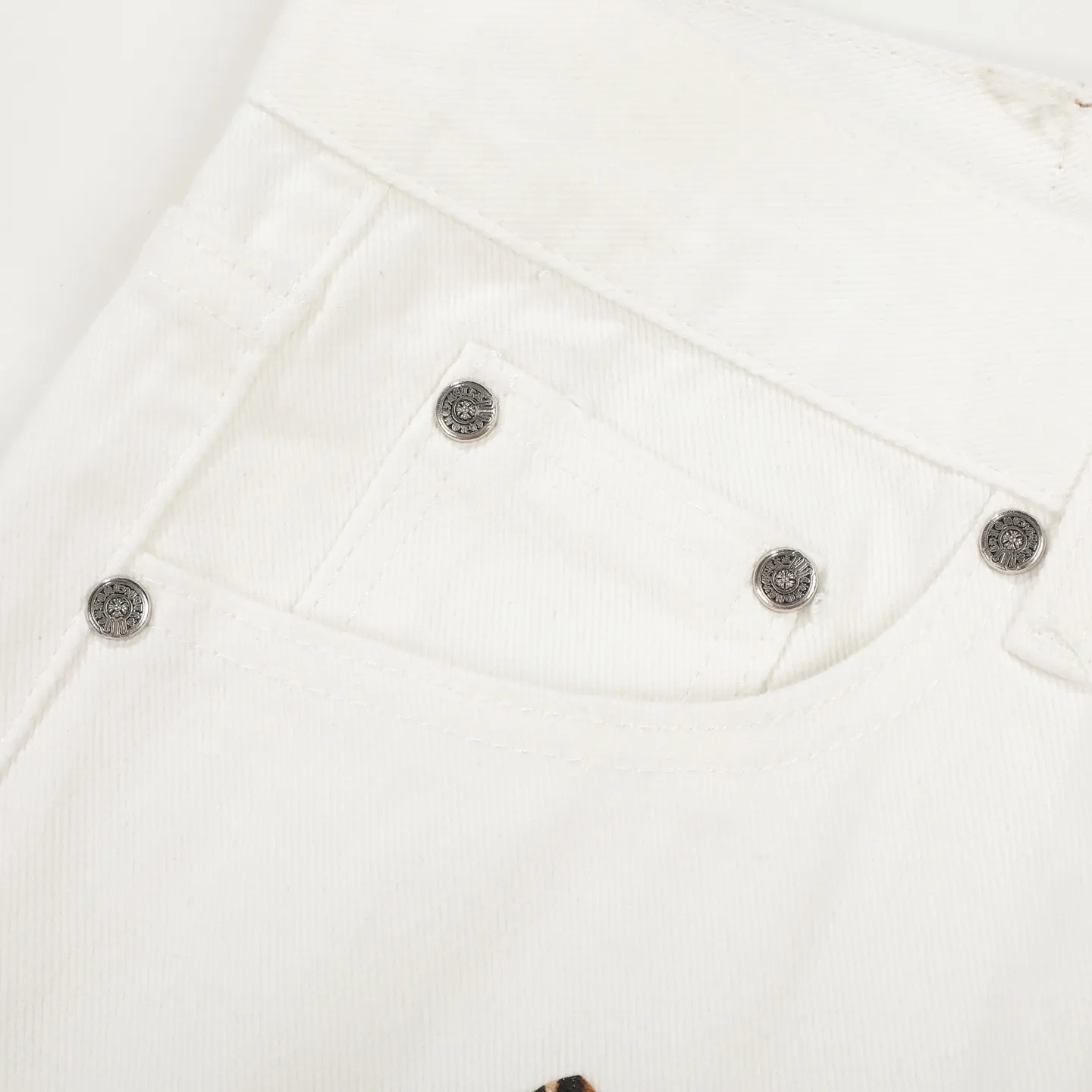 P250 Chrome Hearts & Chrome Hearts high street jeans with leopard pattern and vintage graffiti painting on white background. Chrome Hearts are the most popular pants in color. Made of beaded canvas fabric, heavy washing makes the upper body of the fabric more textured and the pants are tall and straight! The three-dimensional cutting of the whole trousers is a masterpiece! The hardware is customized by zp. The beaded canvas fabric is thick and soft after being washed. It has good breathability. Customized small leather label. Unique design. The details are simple and elegant, and the workmanship is exquisite. The whole trousers are neatly routed and the details are in place! Trendy people have been disappointed. From the quality selection of fabrics, the tailoring of details, and the matching of patterns, everything is impeccable! The upper body is so handsome when worn...it can be easily worn by men, women and children! The craftsmanship is made of heavy-duty washed pure cotton denim fabric. After washing, it is soft and thick and looks very stylish when worn. Color: White Size: 28 30 32 34 (S-XL)